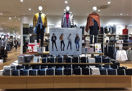 How to display clothes in a retail store?